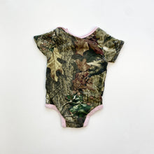 Load image into Gallery viewer, Camo t-shirt (Age 6/9m)
