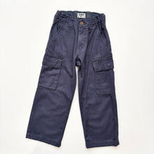Load image into Gallery viewer, OshKosh cargo trousers (Age 5)
