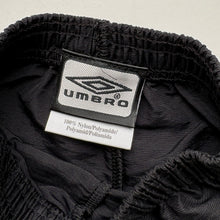 Load image into Gallery viewer, 00s Umbro Manchester United shorts (Age 2/3)
