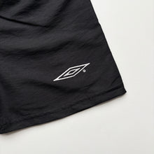 Load image into Gallery viewer, 00s Umbro Manchester United shorts (Age 2/3)
