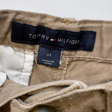 Load image into Gallery viewer, Tommy Hilfiger cargo shorts (Age 3)
