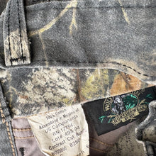 Load image into Gallery viewer, Camo trousers (Age 6/7)
