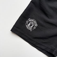 Load image into Gallery viewer, 00s Umbro Manchester United shorts (Age 2/3)
