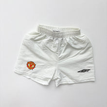 Load image into Gallery viewer, 00s Umbro Manchester United shorts (Age 2/3)
