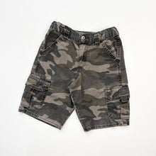 Load image into Gallery viewer, Wrangler cargo shorts (Age 8)
