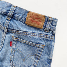 Load image into Gallery viewer, 90s Levi’s 569 shorts (Age 7)
