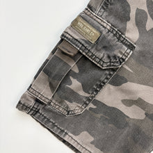 Load image into Gallery viewer, Wrangler cargo shorts (Age 8)

