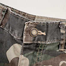Load image into Gallery viewer, Wrangler cargo shorts (Age 7)
