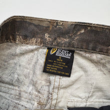 Load image into Gallery viewer, Camo trousers (Age 6/7)
