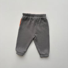 Load image into Gallery viewer, 00s Nike joggers (Age 4)
