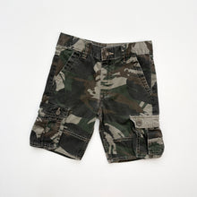 Load image into Gallery viewer, Wrangler cargo shorts (Age 7)
