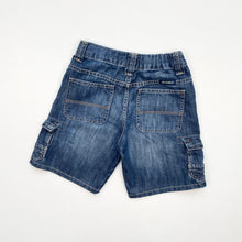 Load image into Gallery viewer, Wrangler cargo shorts (Age 6)
