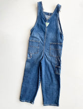 Load image into Gallery viewer, Oshkosh dungarees (Age 5)
