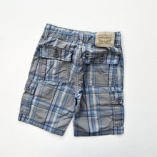 Load image into Gallery viewer, Levi’s cargo shorts (Age 6/7)
