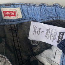 Load image into Gallery viewer, Levi’s cargo shorts (Age 3)
