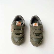 Load image into Gallery viewer, New Balance 373 Trainers (Size 5.5)
