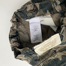 Load image into Gallery viewer, Levi’s cargo shorts (Age 6/7)
