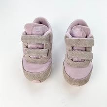 Load image into Gallery viewer, Infant Nike  trainers (Size 5.5)
